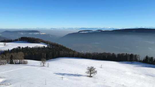 白雪覆盖的山脉和山谷的无人机镜头