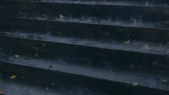 阶梯上的雨滴下雨暴雨