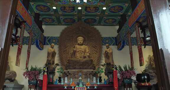寺庙内佛像及供奉场景