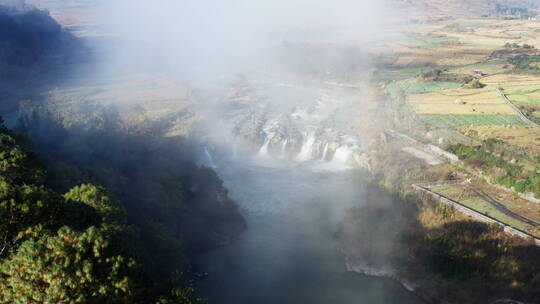 清晨云雾中湍急的河流