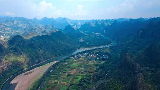 广西桂林黄牛峡漓江旅游船