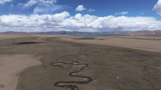 航拍西藏晴天下的青藏高原湿地湖泊景观