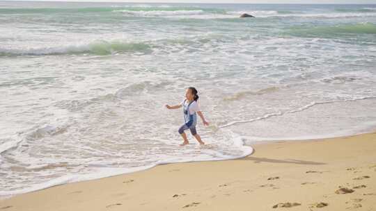 快乐小孩万宁石梅湾阳光海浪沙滩奔跑慢镜头