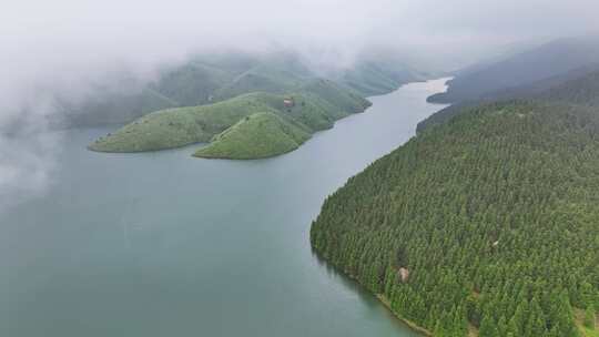 云雾缭绕的青山绿水自然景观