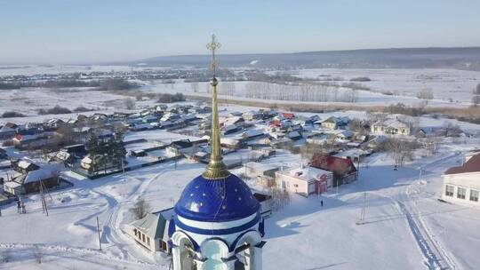 雪中的俄罗斯东正教教堂