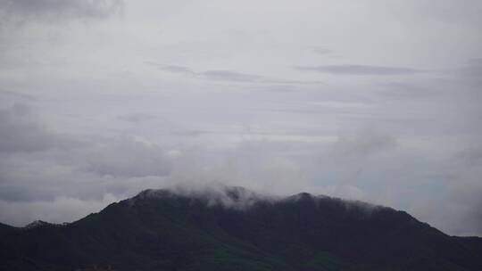 小镇阴天下雨天乌云天空山云雾流动雾气雨后