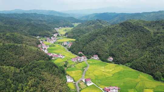 航拍群山环绕的农田村庄