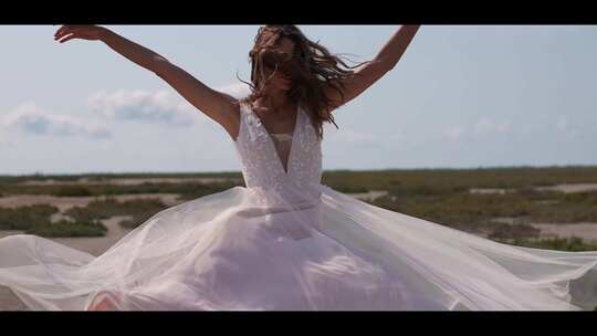 婚纱美女新娘在海边沙滩上跳舞奔跑玩乐视频素材模板下载