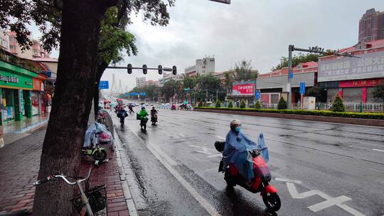 城市早晨雨天交通街景