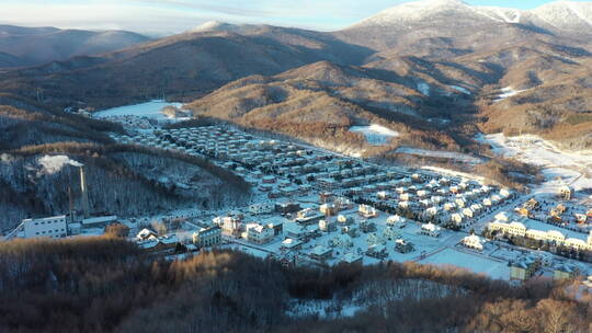 航拍东北冬天早晨村庄阳光冰雪