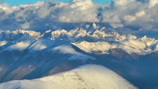 航拍雪山日照金山