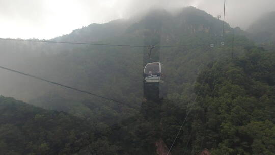 泰山山顶游客观看日出太阳升起