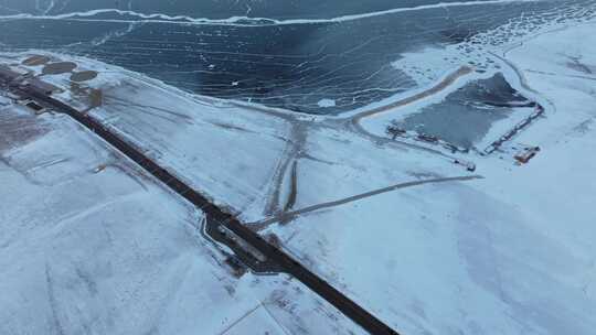 航拍冬季新疆赛里木湖雪山冰湖蓝冰日照金山