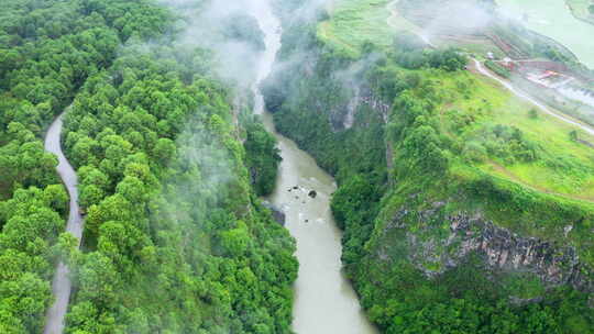 雨后森林中的峡谷河流航拍视频素材模板下载