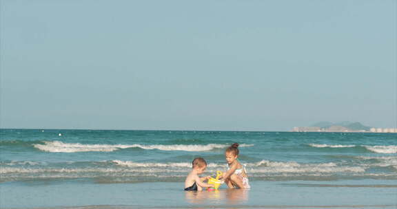 无忧无虑的孩子们在海边玩沙子