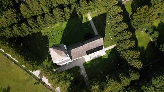 绿色草地上的大教堂，墓地，维斯比，瑞典，