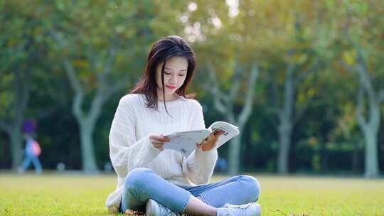 女大学生户外看书学习