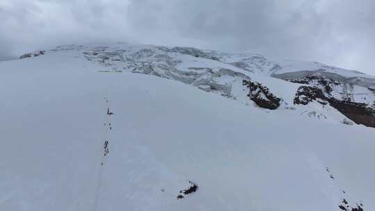 航拍攀登慕士塔格峰雪山冰川的登山队