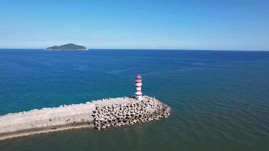 海上灯塔及防波堤的壮丽景观