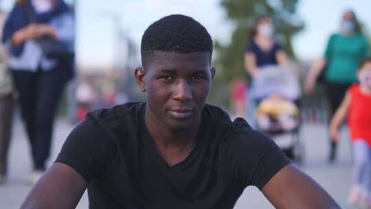 2020年大流行——拥挤街道上的黑人严肃