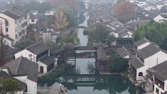 雾中俯瞰古色古香的城市建筑群