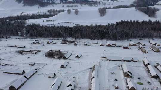 冬季雪景中村落的俯瞰画面