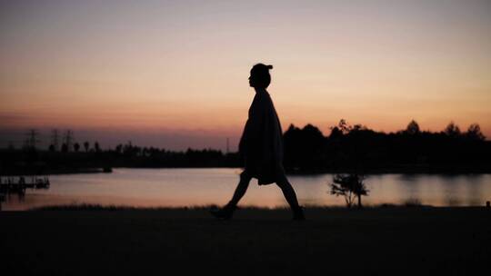 湖边夕阳奔跑女孩