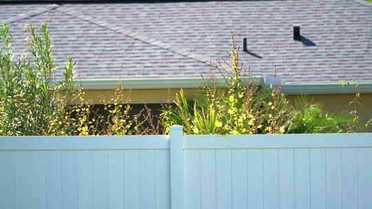 佛罗里达后院的围栏乙烯基木板制成的白色塑