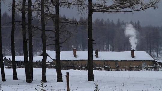 内蒙古阿尔山冬季山里人家炊烟袅袅