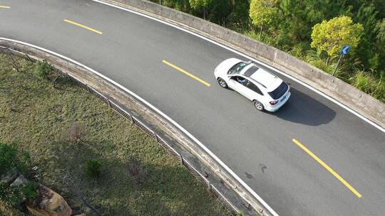 汽车森林公路山路行驶过弯道