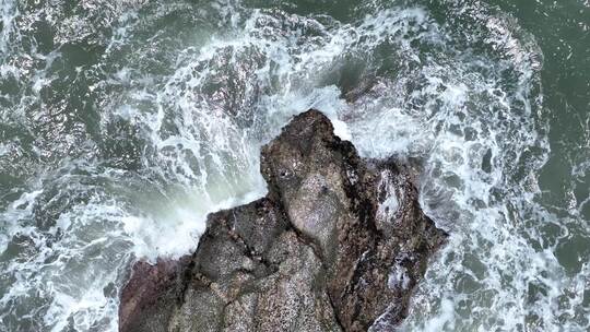 海浪俯拍海水拍打礁石特写浪花岩石潮水波浪