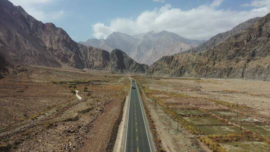 新疆喀什帕米尔高原雪山中巴公路风光