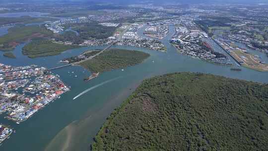 快艇沿着天堂点沿海郊区和昆士兰州库梅拉岛