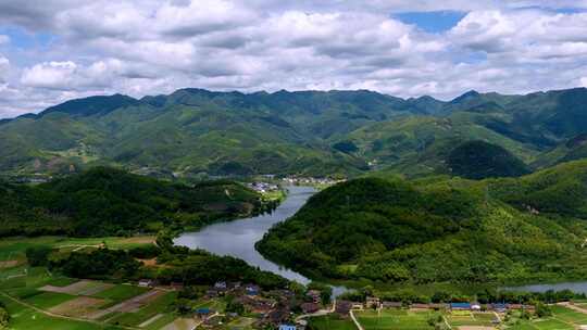 河流穿过山谷 唯美自然风景航拍延时