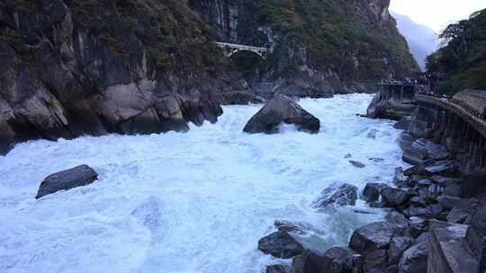 山间湍急河流旁的游客栈道