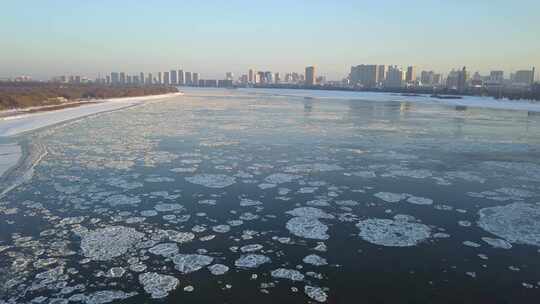 松花江佳木斯段封江流冰景观