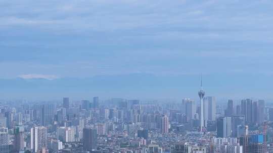 看到雪山的航拍成都市市区雪山下的城市