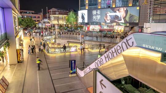 杭州湖滨龙翔桥步行街下沉广场夜景行人穿梭