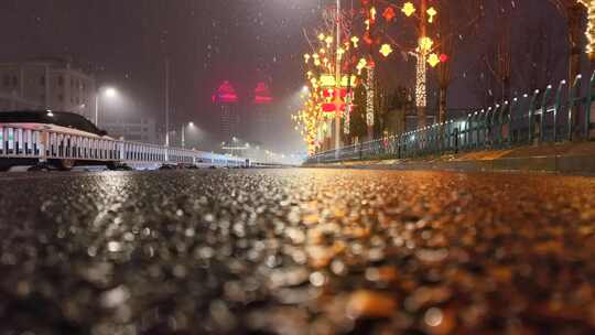 夜晚雾中城市街道车辆灯光璀璨景象