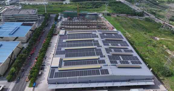工厂房楼顶分布式光伏太阳能发电站面板航拍