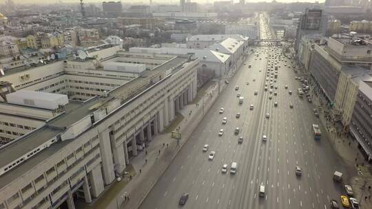 穿过俄罗斯城市的繁忙交通视频素材模板下载