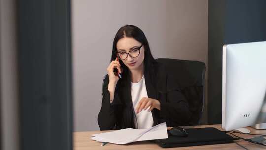 检查文件时打电话的女人