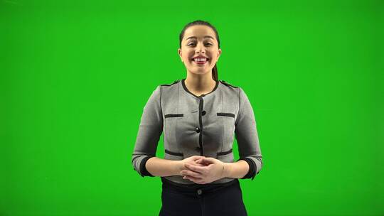 绿色背景前一个用手语交流的女人视频素材模板下载