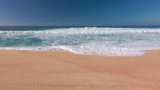 从沙滩看海浪