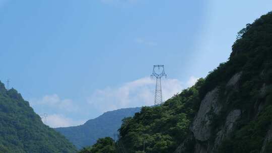 国家电网 铁塔 电力  高压电 传输 大山深处