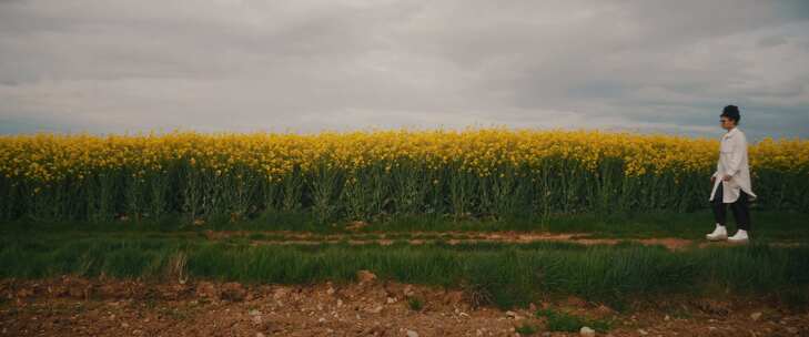 女人，风衣连衣裙，Colza Field