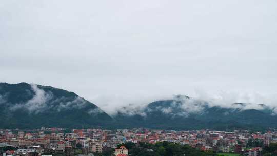 乡村山峰云雾缭绕雨后农村远山云雾变化风景