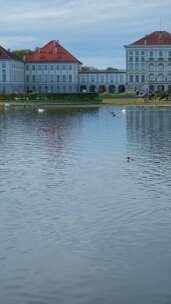 十月期间慕尼黑宁芬堡宫与白天鹅池塘德国欧