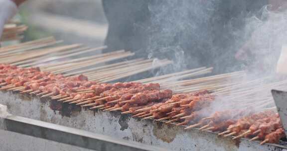 烤羊肉串户外烧烤碳烤烤肉串露营美食特写