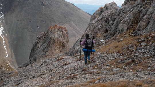 环山徒步旅行的女性旅行者